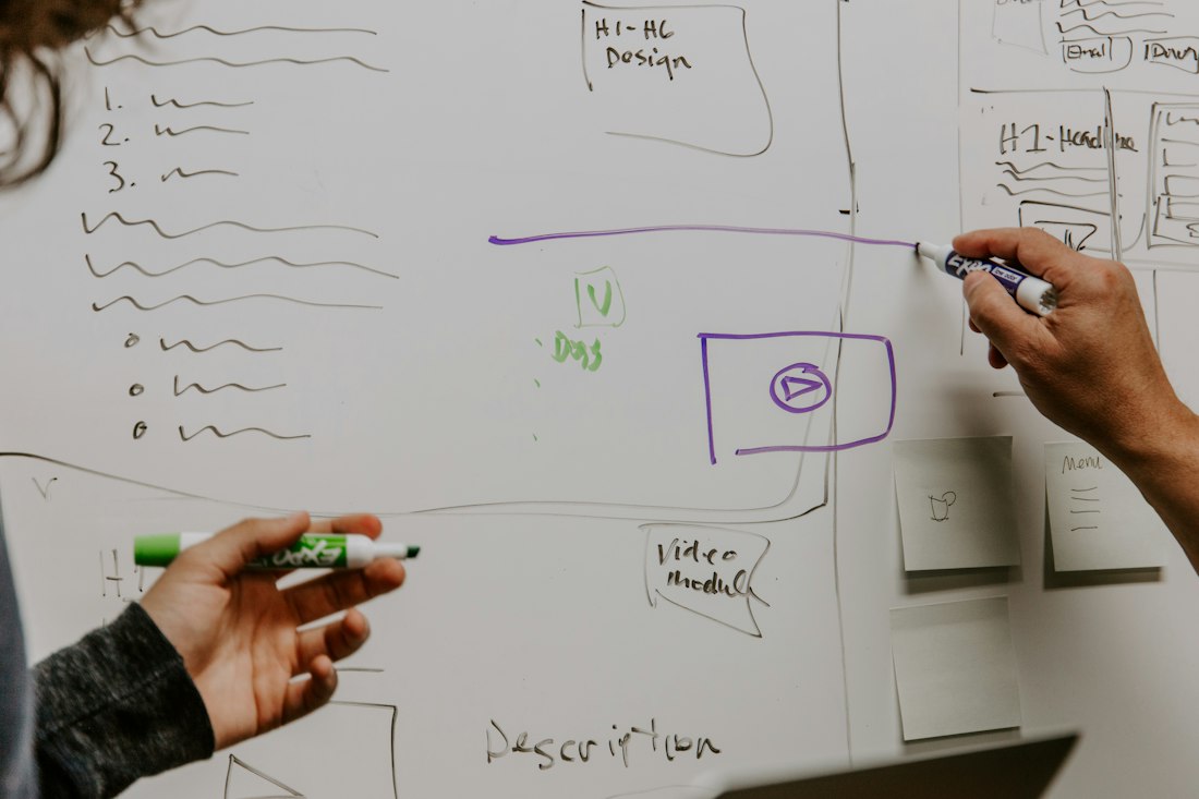 Architectuurschets op een whiteboard